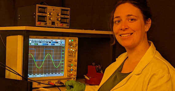 Dr. Jarla Thiesbrummel führt Messungen im Perowskit-Labor durch.