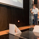 Lukas Köster mit seiner Bouncing-Jonglage. Foto: rotschwarzdesign