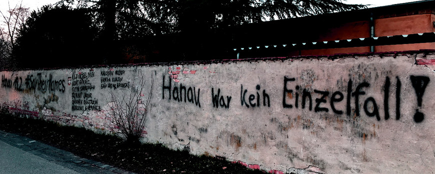 Graffiti auf einer Mauer mit der Aufschrift, u.a. #saytheirnames sowie Hanau war kein Einzelfall!