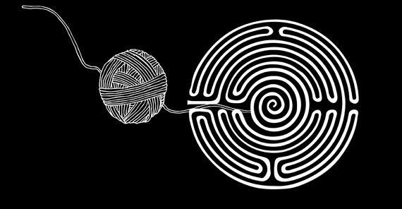 Das Symbolbild zeigt ein Wollknäul, dass sich seinen Weg durch ein kreisförmiges Labyrinth bahnt. Das Bild ist von AdobeStock/Olena.