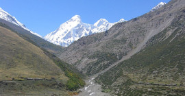 Das Bild zeigt den Fluss  im westlichen Himalaya im indischen Bundestaat Uttarakhand. Das Foto ist von Bodo Bookhagen.