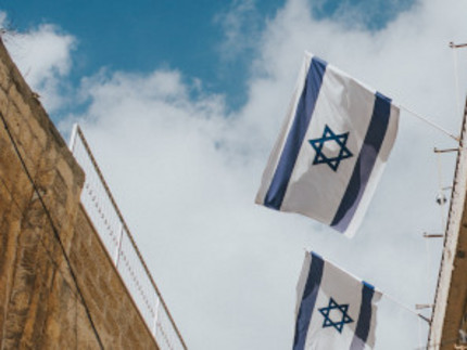 israelische Flaggen wehen auf Dächern