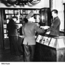 Die Juristische Hochschule war von der Außenwelt abgeschlossen und verfügte sogar über einen eigenen Buchladen, 1957. Foto: BStU, MfS HA IX / Fo / 1413 (Bild 75).