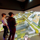 Mit Modell studiert: Studierende betrachten im 3D-Labor den Campus Golm.