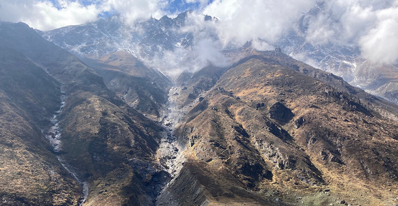 Blick auf die Grundmoränenlandschaft und die Schliffgrenzen des Satopanth- und des Bhagirath-Kharak-Gletschers