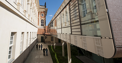 The Artium between house 9 and the library at Campus Neues Palais. The link leads to the website of the Faculty of Arts.