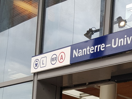 Schild über dem Eingang des Bahnhofs mit der Aufschrift: Nanterre - Université