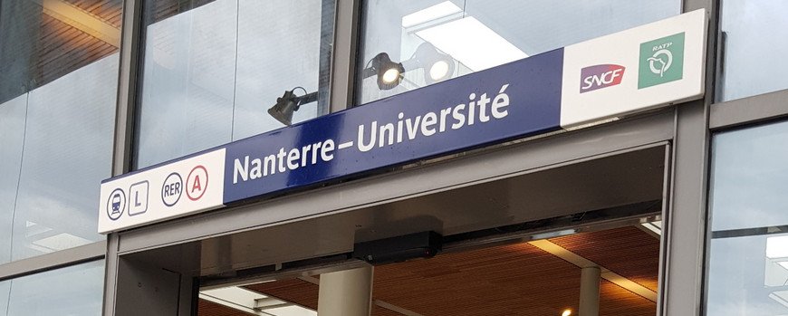 Schild über dem Eingang des Bahnhofs mit der Aufschrift: Nanterre - Université
