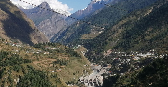 Tal im Hochgebirge mit zerstörtem Wasserkraftwerk