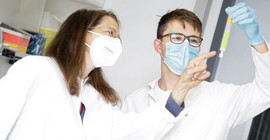 Das Bild zeigt Prof. Dr. Katja Arndt und Marik Müller im Labor. Das Foto ist von Sandra Scholz.
