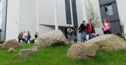 Students at Campus Golm. The links leads to the website of the Faculty of Science.