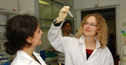zwei Chemikerinnen im Labor mit weißem Kittel