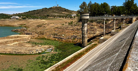 Stausee „Sierra Boyera“ in Córdoba (Südspanien) mit Wasserentnahmeturm. Übliche Wasserstände erreichen fast die Turmspitze. Aufgrund der Austrocknung und des niedrigen Wasserstands verbindet ein Rohrsystem den Turm mit der nächstgelegenen Wasserfläche.