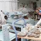 Steine schneiden: Präzisionsarbeit im geowissenschaftlichen Labor