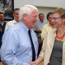 Eine Frau an der Spitze: Prof. Dr. Wolfgang Loschelder gratuliert seiner Nachfolgerin Prof. Dr. Sabine Kunst zur Wahl als Präsidentin der Universität Potsdam