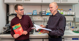 Prof. Dr. Ilko Bald und Prof. Dr. Wolfgang Bechmann und ein Lehrbuch als „Generationenprojekt“ | Foto: Thomas Roese