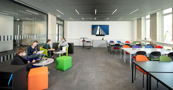 Arbeitende sitzen in einem Seminarraum im Informatikgebäude und arbeiten. Das Foto ist von Thomas Roese.