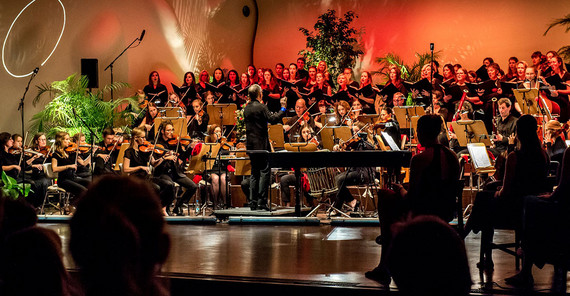 Chor und Orchester der Universität Potsdam musizieren im Nikolaisaal.