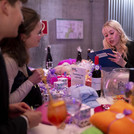 Vier Personen an einem Tresen mit diversen Sachpreisen.