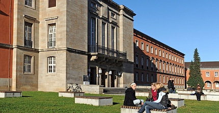 Students at Campus Griebnitzsee. The link leads to the website of the Faculty of Economics and Social Sciences.
