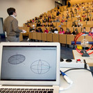 Perfekt inszeniert: Viele Vorlesungen werden - wie hier in der Physik - mit Ton-, Computer- und experimenteller Technik unterstützt.