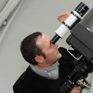 Fokussiert: Astrophysiker Prof. Dr. Philipp Richter in der Übungssternwarte in Golm