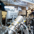 Lichtblitze: Im Labor von Prof. Dr. Markus Gühr werden Moleküle mithilfe ultraschneller Laser untersucht.