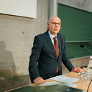 Ein Mann an einem Pult