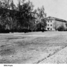 Gebäude mit den Wohnräumen der Kursanten, 1957. Foto: BStU, MfS HA IX / Fo / 1413 (Bild 26).