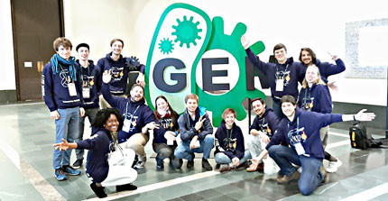 Das Potsdamer iGEm-Team vor dem iGEM-Logo. | Foto: Olamide Ahmed-Macaulay.