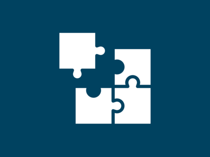 Weißes Symbol mit Puzzleteilen, die ineinandergreifen auf blauem Hintergrund.