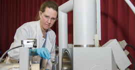 Dr. Claudia Pacholski in the lab. Photo: Thomas Hölzel.