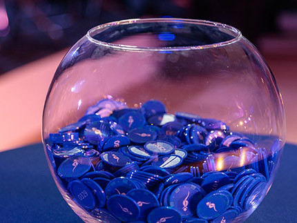 Glasschüssel mit blauen Jetons