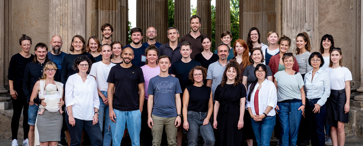 Teamfoto am Neuen Palais mit dem ZfQ Team. -