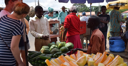 Negotiations at the market. Photo: Valerie Pobloth.