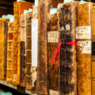 Das Bild zeigt eine Reihe hebräischer Bücher in einem Regal der Universitätsbibliothek.