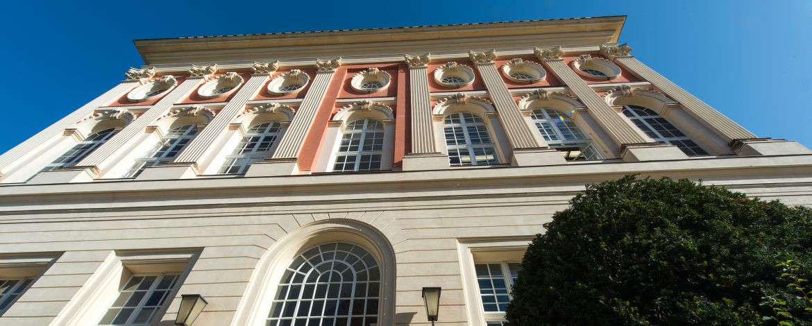 Rückansicht des Hauptgebäudes der Philosophischen Fakultät am Standort Neues Palais