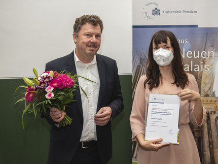 Der Prodekan Prof. Dr. Martin Leubner gratuliert der Preisträgerin Daniela Vukadin.