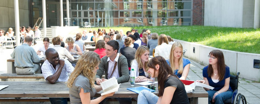Symbolbild: Studierende auf den Campus Griebnitzsee