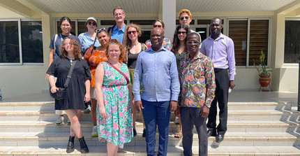 Gruppenfoto vor der UEW: Die Teilnehmenden des Field Trips mit Prof. Wolf und den ghanaischen Kollegen vor der School of Education Winneba