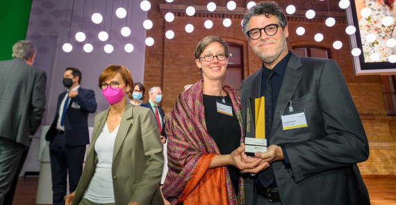 Das Bild zeigt Prof. Dr. Karoline Wiesner (l.) und Prof. Dr. Thorsten Wagner (r.) bei der offiziellen Verleihung am 12. Mai 2022.