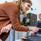 Linguistin Dr. Audrey Noiray erklärt den Einsatz eines Ultraschallsensors im Labor.