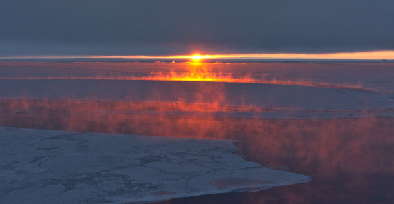 Seerauch in der Antarktis wird von der untergehenden Sonne angestrahlt. | Foto: Winkelmann/Reese