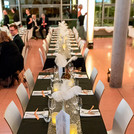 Die Tische mit schwarz-weiß-goldener Dekoration. Foto: rotschwarzdesign