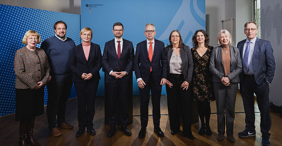Die Mitglieder des Nationalen Normenkontrollrats (NKR) mit Justizminister Marco Buschmann.