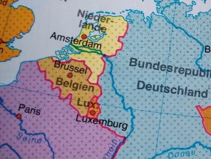 Foto, das Deutschland und Polen in einem Atlas zeigt