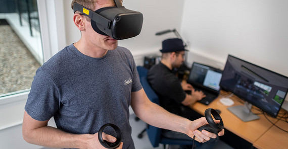 Person mit VR-Brille testet das virtuelle Klassenzimmer. Das Foto ist von Thomas Roese.