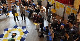 Eine Menschenansammlung bei einem Arbeitsgruppenthementreffen zur Bürgerbeteiligung in Potsdam