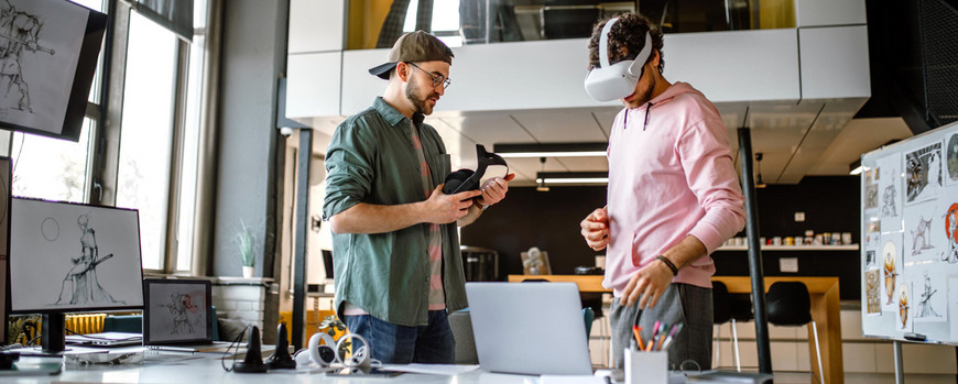 Zwei Personen mit Virtual Reality Brille in einem trendigem Büro.