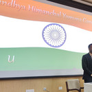 Zum Eröffnungsritual gehört das Singen der indischen Nationalhymne. Zum Eröffnungsritual gehört das Singen der indischen Nationalhymne.